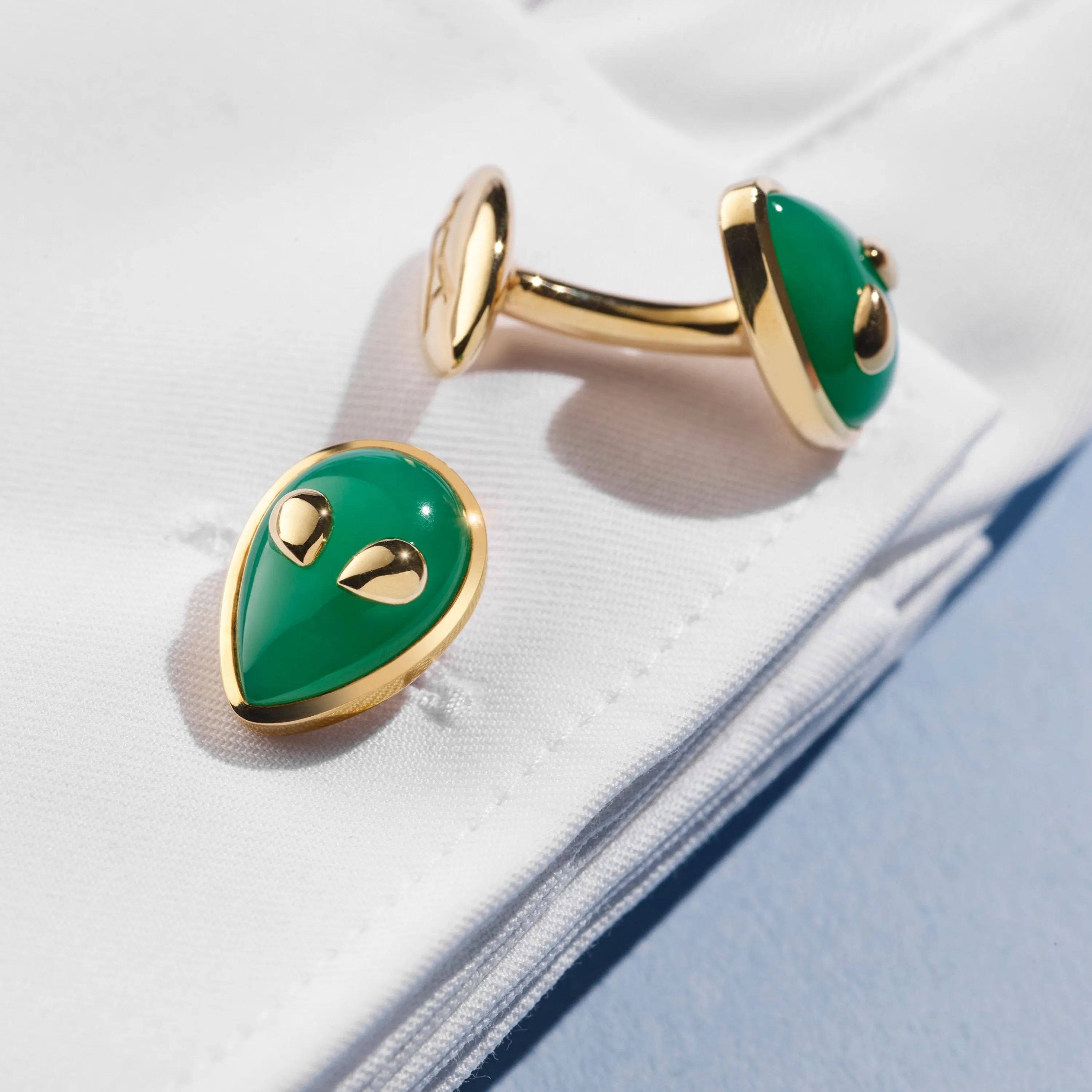 Alien cufflinks yellow gold with chrysoprase